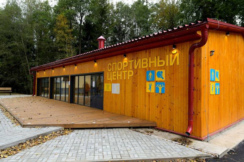 Деревянное здание спортивного центра